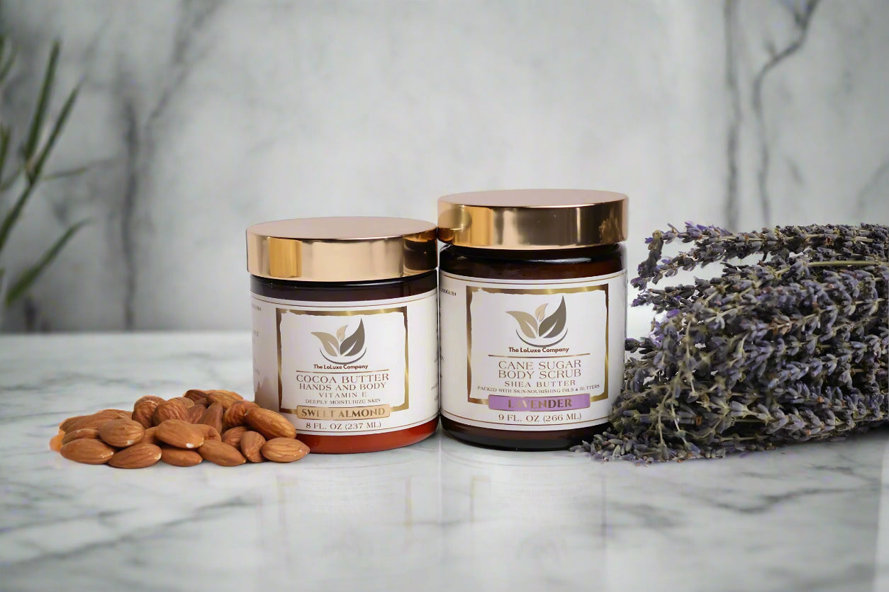 Combinación de exfoliante corporal de lavanda, azúcar de caña y manteca de cacao con aceite de almendras dulces